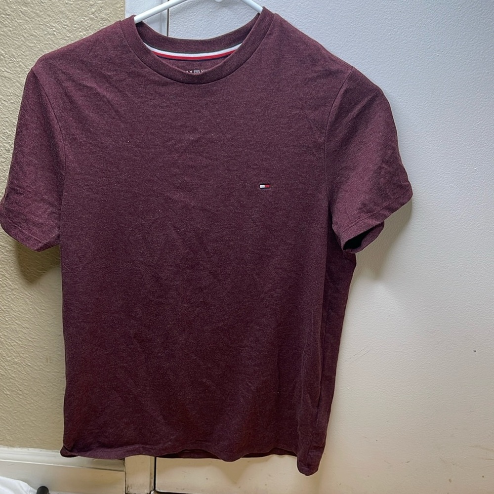 Men’s size small Tommy Hilfiger short sleeve shirt in maroon color.
